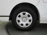 タイヤサイズは 195/80 R15 です。