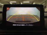 【バックカメラ】運転が苦手な方も車庫入れラクラクです!ギアをリバースに入れれば自動的に切り換わりますので、面倒な操作は不要です♪狭い駐車場もお車を傷つけず安心ですね!