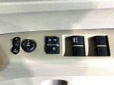 【電動格納ミラー】サイドミラーは電動格納式となっており、狭い駐車場でもキズがつくリスクを抑えられます。