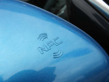 【NFCカードキー】 NFCカードキーを運転席側ドアミラーにかざすと、ドアの開錠/施錠が可能。そのまま乗車して車両始動も可能です。(※SEALを除く)