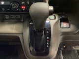 CVT車のセレクトレバーです。低速から高速まで、変速ショックのないスムーズな走りと、エンジン効率のよい領域を維持して燃費にも貢献します。サイドブレーキはスイッチ操作の電子制御パーキングブレーキです。