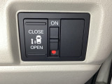 左側電動スライドドアは運転席からでも操作ができるように、ハンドル付近に開閉の操作スイッチが付いています。