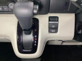 CVT車のセレクトレバーです。低速から高速まで、変速ショックのないスムーズな走りと、エンジン効率のよい領域を維持して燃費にも貢献します。サイドブレーキはスイッチ操作の電子制御パーキングブレーキです。