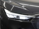 【LEDヘッドライト+デイタイムランニングランプ】主流のLEDヘッドライトに、日中でも他者からの視認性を良くするデイタイムランニングランプ装備!スタイリッシュでかっこよく仕上がっています。