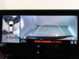 パノラミックビューモニター付きです。車両を上から見たような映像をモニター画面に表示。運転席からの目視では見にくい、車両周辺の状況をリアルタイムでしっかり確認できます。