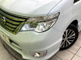 【LEDヘッドライト】悪天候や夜間走行時も良好な視界を確保し安心して運転できる高輝度LEDヘッドライトを装備!点灯速度が早く、消費電力も抑えられています。