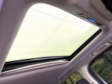 【サンルーフ】開放感たっぷりの希少装備、サンルーフが装着されています!車内に明かりを取り入れたり景色を楽しむ以外にも、車内の空気も簡単に換気できて快適です!