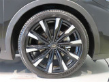 純正のアルミホイール装着車です。タイヤサイズは225/45R21です。