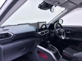 ダイハツのお店では、ダイハツ車を知り尽くしたプロフェッショナルが、専用の診断機器を使って各システムを点検しております。
