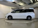 助手席側は電動スライドドアになってます。運転席やキーのリモコンで開閉できるので手が塞がっていても楽に積み降ろし出来ますよ。