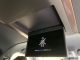 【フリップダウンモニター】大画面モニターで後席でもエンタメをお楽しみいただけます。小さなお子様にも大人気の装備です♪