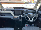 ブラック基調のすっきりデザイン、センターメーターパネルで運転席側に【インパネアッパーボックス】増設。