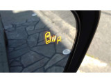 {ブラインドスポットモニター}隣の車線を走る車両をレーダーで検知し、ドアミラーに搭載されたLEDインジケーターが点灯し注意を喚起してくれます。