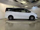運転席側は手動のスライドドアとなってます。乗り降りや荷物の出し入れが楽になり便利です。