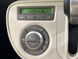 【オートエアコン】一度お好みの温度に設定すれば、車内の温度を検知し風量や温度を自動で調整。暑い&hellip;寒い&hellip;と何度もスイッチ操作をする必要はありません。快適な車内空間には必須の機能ですね♪