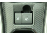 【電動パーキングブレーキ】オートモードのときは、シフトレバーの操作に応じてパーキングブレーキが自動で作動♪