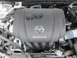 24Vマイルドハイブリッドで爽快な走りを実現する「e-SKYACTIV-G 2.0」。高効率エンジンと電動化技術の組み合わせにより、燃費性能とアイドリングストップ機能をさらに向上させました。