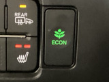 ECON モードをON にするとアクセルペダルの動きに対するエンジンの反応とエアコンの制御を切り換えることで、燃費のいい運転をするドライバーがペダルを踏んだ時と同じようにエンジンを制御します。