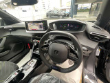 プジョーの特徴でもある小径ハンドル。女性の方でも運転しやすいです