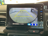 【バックカメラ】運転が苦手な方も車庫入れラクラクです!ギアをリバースに入れれば自動的に切り換わりますので、面倒な操作は不要です♪狭い駐車場もお車を傷つけず安心ですね!