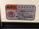 最も気になる室内は、特にこだわってクリーニングしております。マットやシートだけではなく、エアコンの吹き出し口やドアノブの隙間など、様々なブラシや道具を使い分けて、隅々までクリーニングしております。