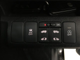 両側電動スライドドア。荷物で手が塞がる時など簡単にドアの開閉が出来ます。何より力いらずで開閉OK。女性やお年寄りにも優しい。電動機能はOFFにもできますから元気なお子様の駆け出しも安心。