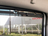 後席には、日射しのさしこみをやわらげてくれるロールサンシェイドが付いています。