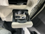 格納式のカップホルダーがあります。