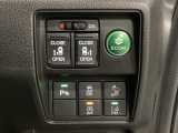 両側電動スライドドアは運転席から操作ができるよう、操作スイッチが付いています。Hondaセンシング用のVSA(ABS+TCS+横滑り抑制)解除と路外逸脱抑制機能などのスイッチがあります。