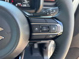 【クルーズコントロール】アクセル操作なしで一定速度を保つ機能。先行車との距離を自動調整する追従型が主流で、高速走行時の疲労を劇的に軽減します。長距離移動が多いお客様への商談では必須の快適装備です。