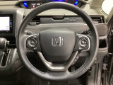 ハンドルにHondaセンシング系のクルーズコントロールやレーンキープアシストなどのスイッチと、オーディオの操作スイッチが装備されています。ハンドルから手を離さず安全に操作できます。