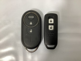 スマートキーを装備しています。鍵を差し込むことなくドアロックの開け閉めと、スタートボタン操作でのエンジンスタートができます。加えて、純正リモコンエンジンスターター用の操作キーもついています。