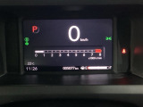 デジタル表示のスピードメーターとタコメーター、燃費やオドメーターなどの表示の他に、ホンダセンシング機能などの表示もできる多機能なマルチインフォメーション・ディスプレイです。