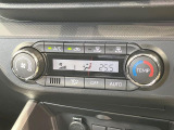 【オートエアコン】一度お好みの温度に設定すれば、車内の温度を検知し風量や温度を自動で調整。暑い&hellip;寒い&hellip;と何度もスイッチ操作をする必要はありません。快適な車内空間には必須の機能ですね♪