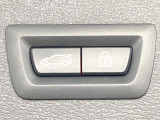 ●電動リアゲート:ワンタッチでリアゲートの開閉ができ、荷物などで両手が塞がっている状態でも簡単に開閉ができる便利機能です。