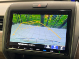 【バックカメラ】駐車時に後方がリアルタイム映像で確認できます。大型商業施設や立体駐車場での駐車時や、夜間のバック時に大活躍!運転スキルに関わらず、今や必須となった装備のひとつです!