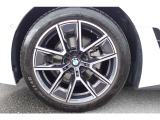【BMWアロイホイール】軽量かつ強度に拘ったアロイホイール。走行性能ポテンシャルを引き出す設計。タイヤのサイドウォールが強化されたランフラットタイヤは、パンク時にタイヤがつぶれてもリムから外れません。