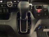 CVT車のセレクトレバーです。低速から高速まで、変速ショックのないスムーズな走りと、エンジン効率のよい領域を維持して燃費にも貢献します。サイドブレーキはスイッチ操作の電子制御パーキングブレーキです。
