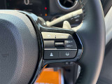 【クルーズコントロール】アクセル操作なしで一定速度を保つ機能。先行車との距離を自動調整する追従型が主流で、高速走行時の疲労を劇的に軽減します。長距離移動が多いお客様への商談では必須の快適装備です。