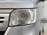 LEDヘッドライトは、点灯の瞬間から最大光量を発揮し、突然暗くなるトンネルなどでの安定感を高めます。