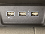 エアコン操作パネルの下に、スマートフォンなどの充電可能なUSB端子が2個、音源などの外部入力の可能なUSB端子が1個ついています。移動中に充電もできるので便利です。