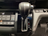 CVT車のセレクトレバーです。低速から高速まで、変速ショックのないスムーズな走りを実現するとともに、エンジン効率のよい領域を維持することで燃費にも貢献します。