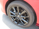 18インチ純正アルミホイールを装備。タイヤサイズは215/45R18となります。