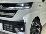 【LEDヘッドライト】悪天候や夜間走行時も良好な視界を確保し安心して運転できる高輝度LEDヘッドライトを装備!点灯速度が早く、消費電力も抑えられています。