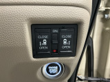 【両側パワースライドドア】両側がパワースライドドアになっており、運転席のスイッチやスマートキーでも開閉が可能です!開口部も広いので乗り降りも楽々♪