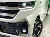 【LEDヘッドライト】悪天候や夜間走行時も良好な視界を確保し安心して運転できる高輝度LEDヘッドライトを装備!点灯速度が早く、消費電力も抑えられています。