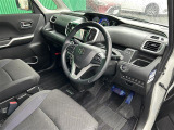 【運転席】座り心地が良いシートなので長時間の運転でも快適にお過ごしいただけます。新品のフロアマットのご注文も可能です。掲載箇所以外にご希望の写真がございましたらお気軽にお問い合わせ下さい。
