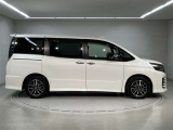 広い展示場にゆったりと展示をしております。ベビーカーでもゆっくりと車をご覧いただけますよ!