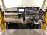 車内は光触媒抗菌消臭施工済です。インパネ周りはスタイリッシュなデザインで機能や装備も充実しています。グローブボックスやカップホルダーのほかにトレーなどたくさんの収納スペースが付いています。