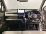 車内は光触媒抗菌消臭施工済です。インパネ周りはスタイリッシュなデザインで機能や装備も充実しています。グローブボックスやカップホルダーのほかにトレーなどたくさんの収納スペースが付いています。